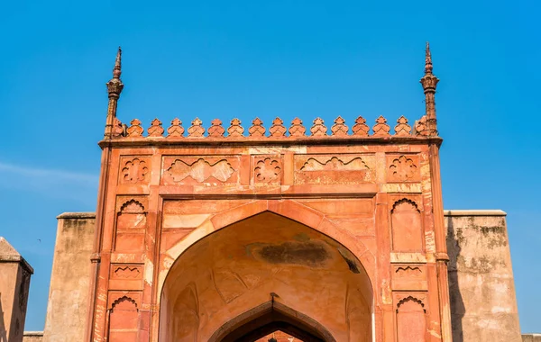 Portão no Forte Agra. Património da UNESCO na Índia — Fotografia de Stock