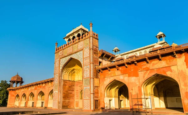 Túmulo de Akbar, o Grande, no Forte Sikandra em Agra, Índia — Fotografia de Stock