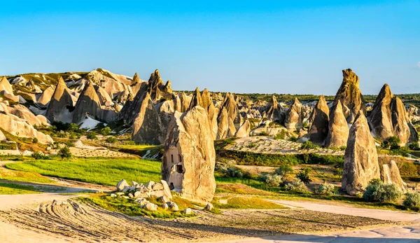 Formações rochosas de Rose Valley no Parque Nacional Goreme, na Turquia — Fotografia de Stock