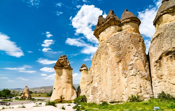 Fairy Chimenea formaciones rocosas en Capadocia, Turquía — Foto de Stock