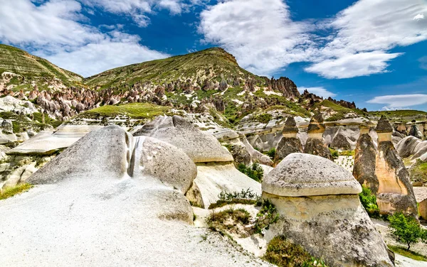 Fairy Chimenea formaciones rocosas en Capadocia, Turquía — Foto de Stock