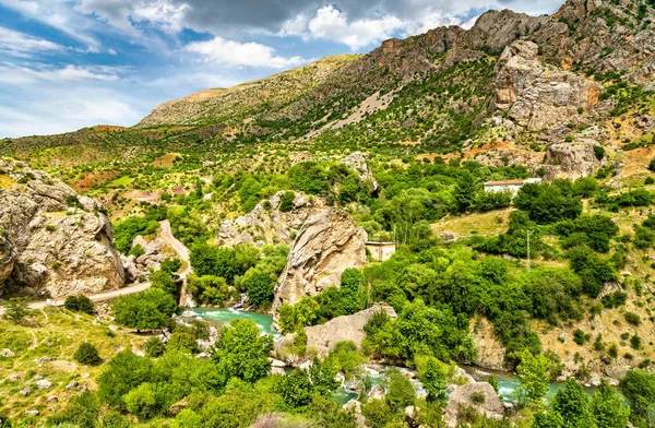 O córrego de Kahta nas montanhas orientais de Taurus, Turquia — Fotografia de Stock