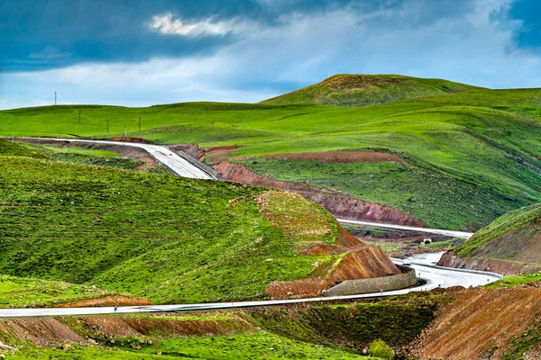 Straße im armenischen Hochland der Türkei — Stockfoto