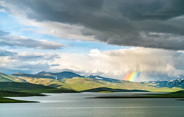 Regenbogen über Katzenstausee in der Türkei — Stockfoto