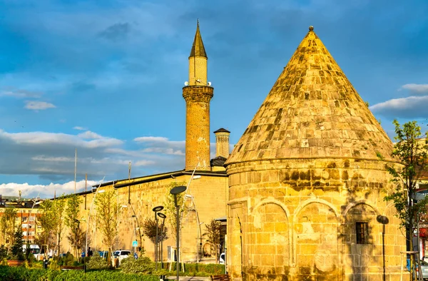 Tomba di Cimcime Hatun e la Grande Moschea di Erzurum, Turchia — Foto Stock