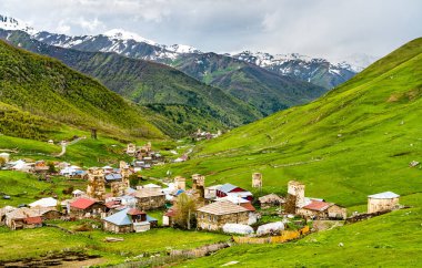 Svan kuleleri olan Ushguli köyü - Yukarı Svaneti, Georgia