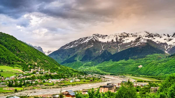 De Kaukasus bij Mestia - Upper Svaneti, Georgië — Stockfoto