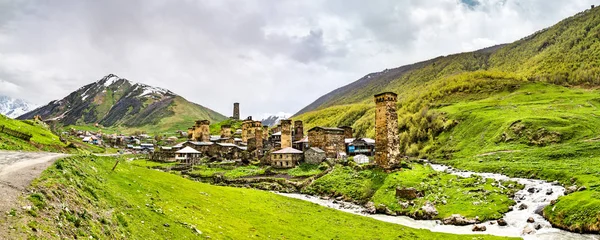 Chazhashi dorp in Upper Svaneti, Georgië — Stockfoto