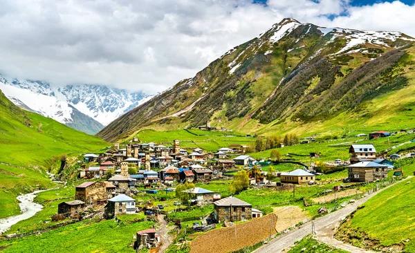 Ushguli dorp met Svan torens - Upper Svaneti, Georgië — Stockfoto