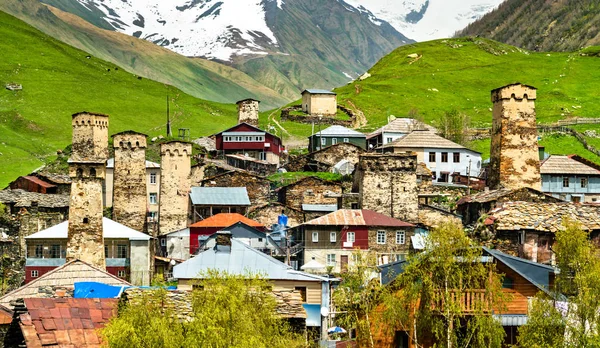 Village d'Ushguli avec tours Svan - Haute Svaneti, Géorgie — Photo