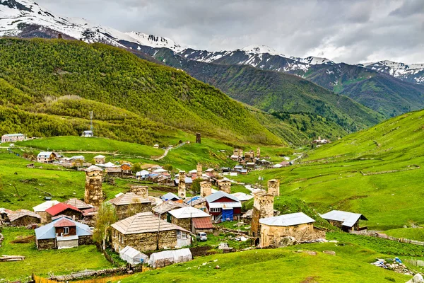 Ushguli dorp met Svan torens - Upper Svaneti, Georgië — Stockfoto