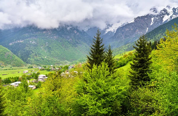 Paisaje del Cáucaso en la aldea Chvabiani en Upper Svaneti, Georgia —  Fotos de Stock