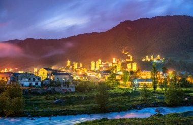 Yukarı Svaneti, Georgia 'da geleneksel Svan kuleleri olan Mestia kasabası.