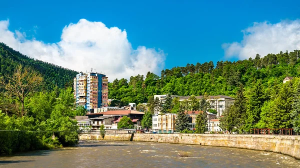 Borjomi panorámája a Kura folyóval, Georgia — Stock Fotó