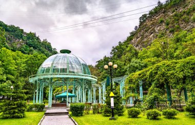 Borjomi, Georgia 'daki Central Park' taki Maden Su Pavyonu.