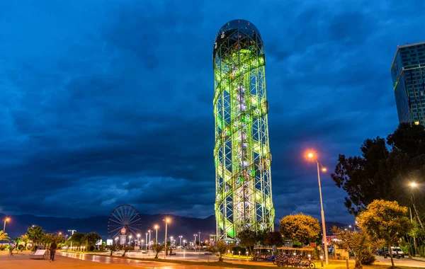 La torre alfabética en el paseo marítimo de Batumi en Georgia — Foto de Stock