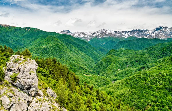Utsikt över bergskedjan Greater Caucasus i Georgien — Stockfoto