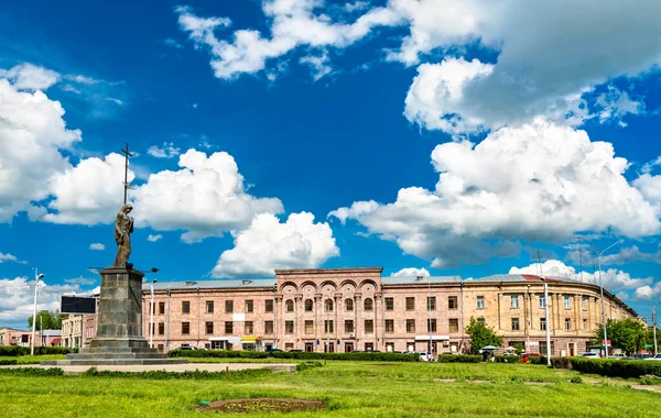 Standbeeld en universiteit op het Onafhankelijkheidsplein in Gyumri, Armenië — Stockfoto