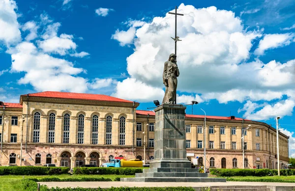 Estátua e Universidade na Praça da Independência em Gyumri, Armênia — Fotografia de Stock