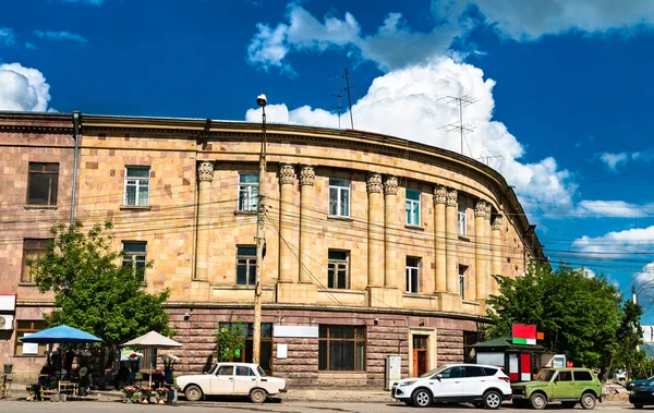 Советское здание в центре Гюмри в Армении — стоковое фото