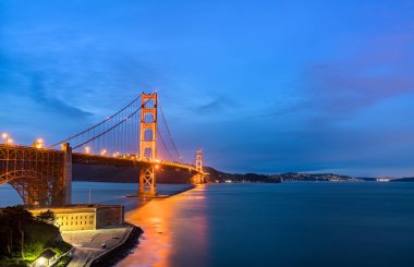 Geceleri San Francisco'daki Golden Gate Köprüsü