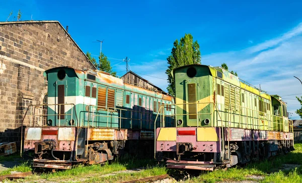 Anciennes locomotives diesel rouillées au dépôt Gyumri en Arménie — Photo