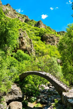 Ermenistan 'daki Geghard manastırındaki antik köprü