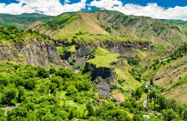 Bazalt kolon oluşumları ile Garni Gorge. Ermenistan