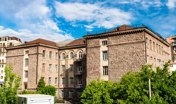 Радянська будівля в Єревані (Вірменія). — стокове фото