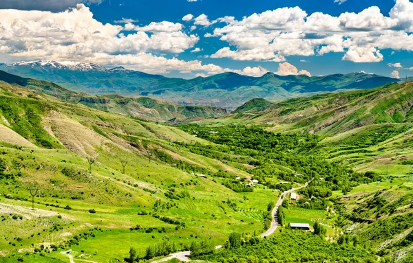 Paisaje del Cáucaso en el Paso Vardenyats en Armenia — Foto de Stock