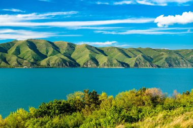 Ermenistan'da Sevan Gölü'nde Sevan Adası manzarası