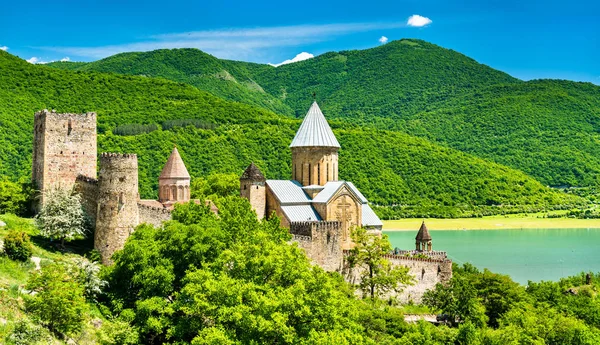 Castelo de Ananuri no rio Aragvi, na Geórgia — Fotografia de Stock