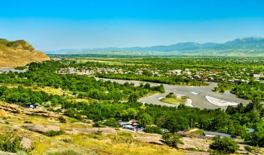 Georgia 'daki Uplistsikhe' deki Mtkvari ya da Kura nehri.
