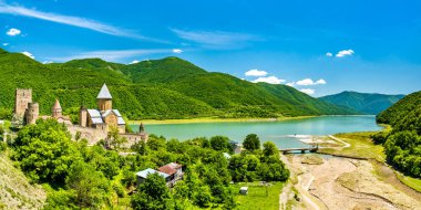 Gürcistan Aragvi Nehri 'ndeki Ananuri Şatosu