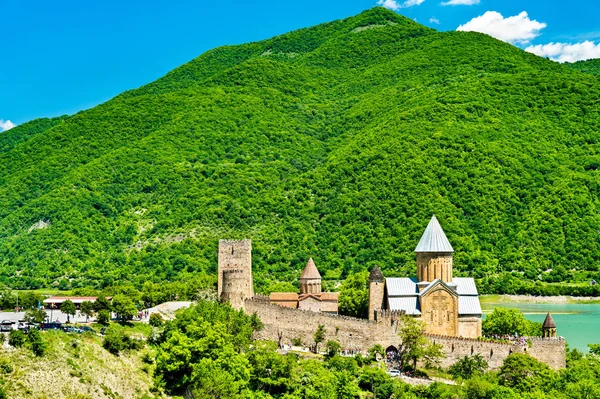 Ananuri slott vid floden Aragvi i Georgien — Stockfoto