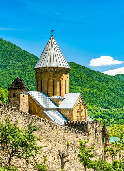 Замок Ананури на реке Арагви в Грузии — стоковое фото