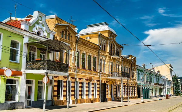 Traditionella byggnader på den centrala gatan Vladikavkaz, Ryssland — Stockfoto