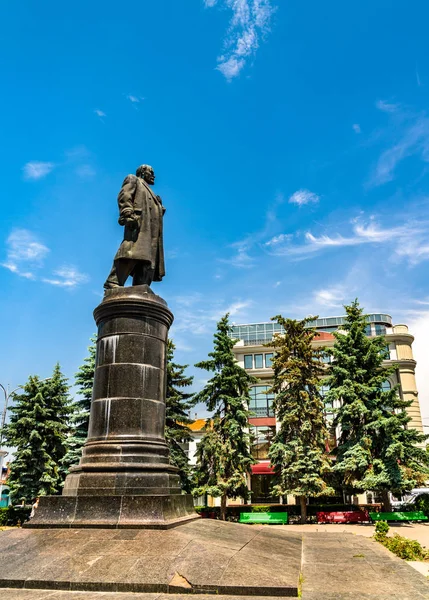 Standbeeld van Vladimir Lenin in Vladikavkaz, Rusland — Stockfoto