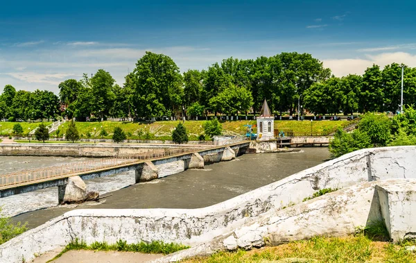 ロシアのウラジカフカスのテレク川を渡る橋 — ストック写真