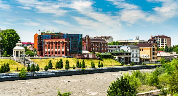 Cityscape of Vladikavkaz with the Terek river in Russia — Stock Photo, Image