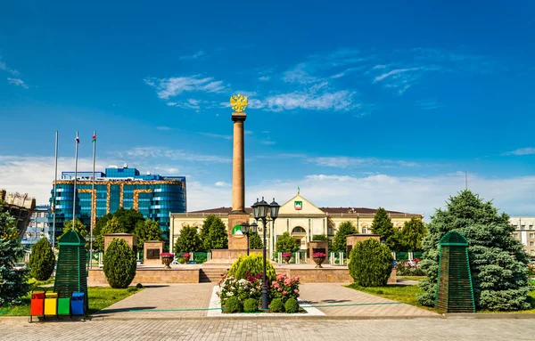 Pomnik wojenny i ratusz w Groznym w Czeczenii, Rosja — Zdjęcie stockowe