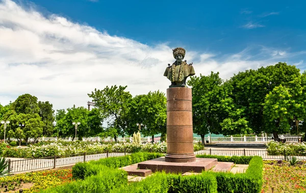 Standbeeld van Suleyman Stalsky in Makhachkala, Rusland — Stockfoto