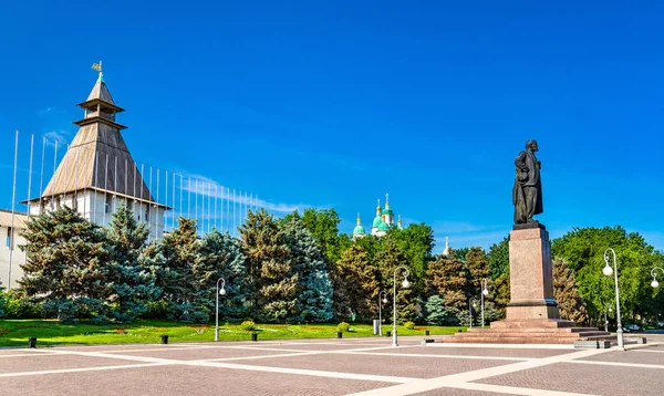 Statue of Vladimir Lenin in Astrakhan, Russia — Φωτογραφία Αρχείου