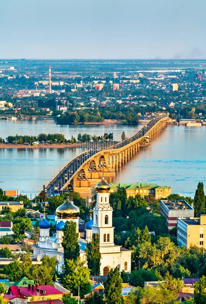 Saratov - Engels bridge across the Volga and the Cathedral in Saratov, Russia — Stock Photo, Image