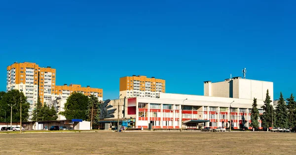 Paleis van Cultuur op het centrale plein van Tolyatti, Rusland — Stockfoto