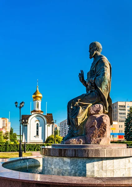 러시아 톨 리야 티 중앙 광장에 있는 성 니콜라우스 기념비 — 스톡 사진