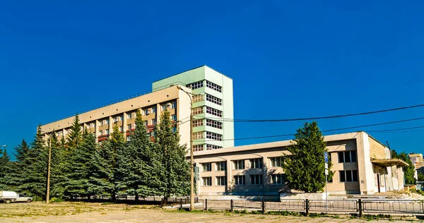 Sovjet gebouwen op het centrale plein van Tolyatti, Rusland — Stockfoto