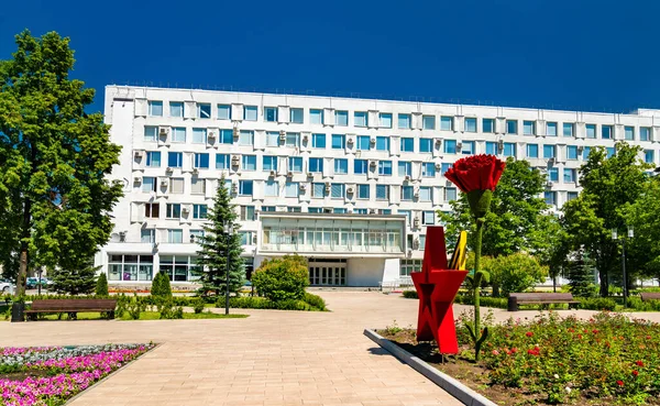 Hallituksen rakennus Glory Squarella Samarassa, Venäjällä — kuvapankkivalokuva