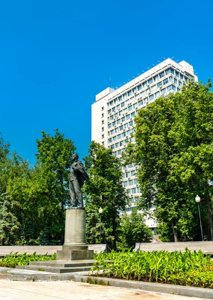 Statue of young Vladimir Ulyanov-Lenin in Kazan, Russia — Stock Photo, Image