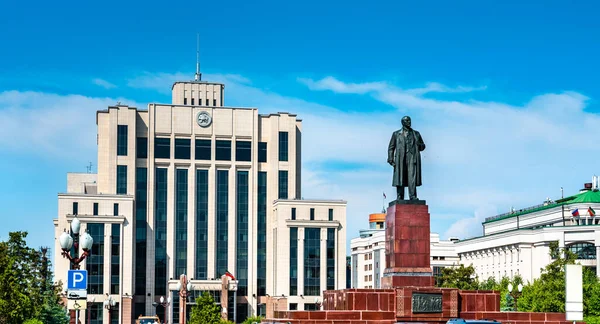 Памятник Владимиру Ленину перед зданием Правительства Татарстана в Казани, Россия — стоковое фото